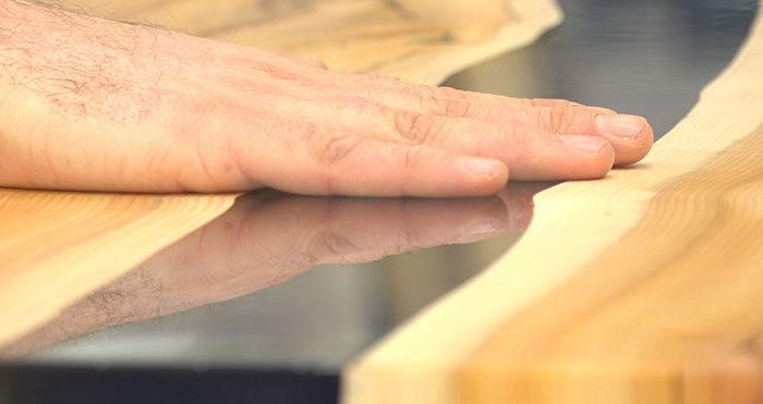 cách làm mặt bàn gỗ keo epoxy
