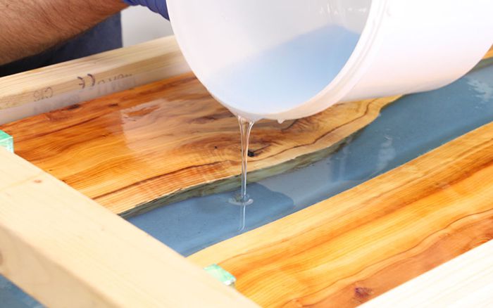 cách đổ bàn gỗ epoxy resin