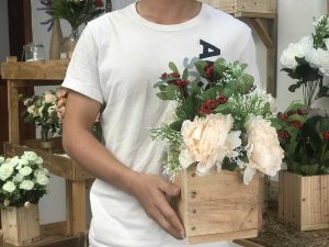 thùng hoa mẫu đơn giả, hoa vải để bàn, shop bán hoa giả