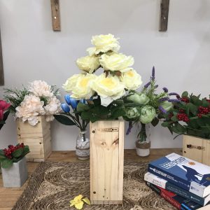 hộp gỗ cắm hoa giả, màu vintage cổ điển