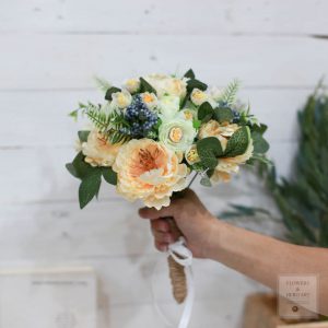 bó hoa giả cầm tay đám cưới