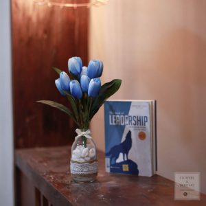 lọ hoa giả tulip xanh lơ để bàn