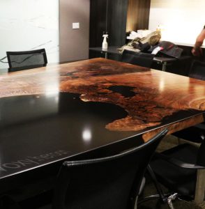 bàn gỗ epoxy văn phòng công ty
